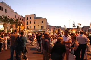 Folla serale sul lungomare