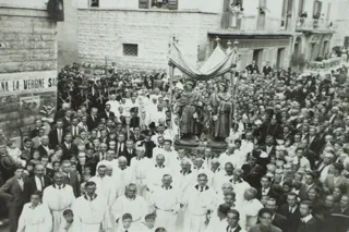Folla in processione, foto d'epoca