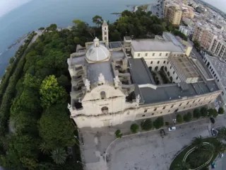 Veduta aerea di complesso religioso non identificato