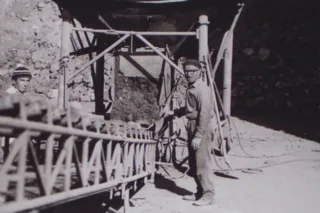 Foto d'epoca di uomo con reti