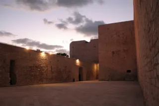Mura in pietra al crepuscolo