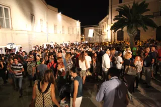 Folla serale in strada