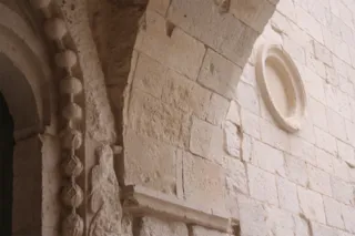 Interno con arco e rosone