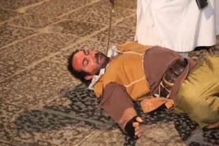 Figurante a terra in costume