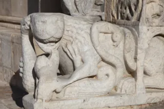 Rilievo scolpito di leone
