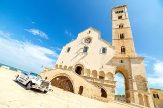 Cattedrale di Trani con auto d'epoca