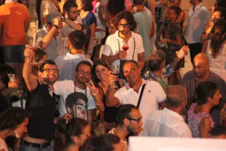 Folla in festa con bicchieri
