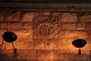 Emblema IHS su muro