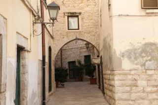 Vicolo con arco