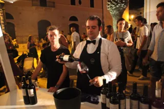 Sommelier che versa vino