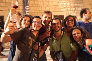 Ragazzi che brindano
