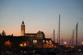 Cattedrale e porto al crepuscolo