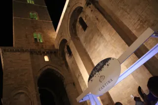 Cortile notturno con allestimento