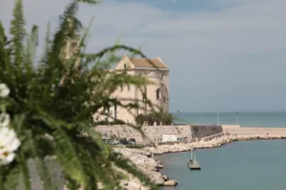 Costa con edificio storico