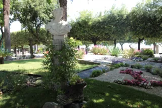 Giardino con busto
