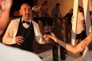 Sommelier che versa vino