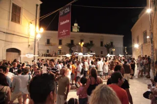 Folla in piazza