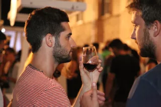 Ragazzi con calici