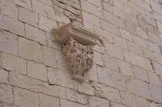 Capitello su muro in pietra