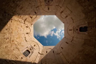 Il cortile ottagonale di Castel del Monte visto dal basso