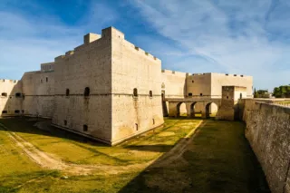 Il Castello di Barletta sotto il cielo azzurro
