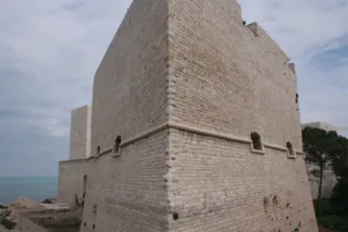 La torre e le cortine in pietra del Castello Svevo di Trani sul mare