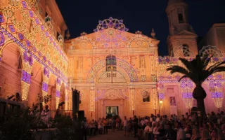 Facciata di chiesa con luminarie