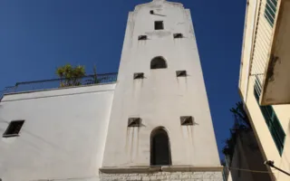 La Torre dell’Orologio e la chiesa di San Donato nel centro storico di Trani