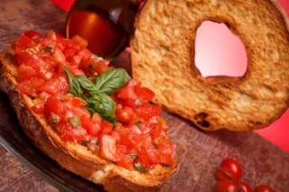 Friselle pugliesi condite con pomodoro e olio