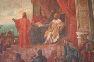 Particolare del sipario dipinto con un personaggio in rosso che indica il mare davanti a un sovrano seduto in trono e ad altri dignitari