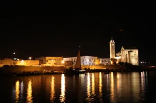 Il porto di Trani: veduta della città, non un fotogramma cinematografico.