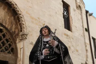 La statua dell’Addolorata durante i riti del Venerdì Santo a Trani
