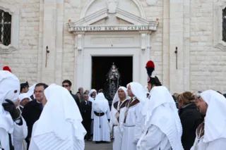 Una processione della Settimana Santa attraversa il centro di Trani