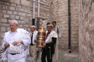 Una processione con i rotoli della Torah nei vicoli della Giudecca di Trani