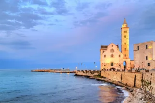 La Cattedrale di Trani si affaccia sul mare Adriatico
