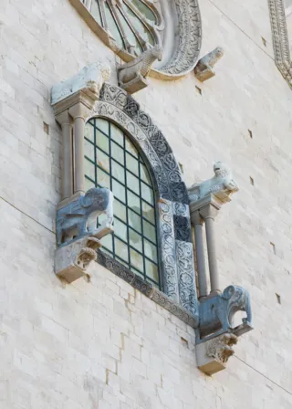 Finestra e sculture della Cattedrale di Trani