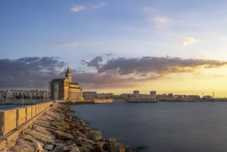 La Cattedrale di Trani sul mare al tramonto