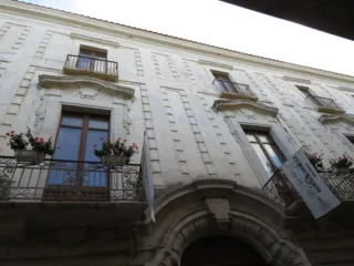 La facciata di Palazzo Beltrani a Trani