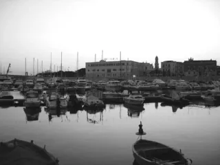 Panorama del porto storico di Trani