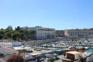 Veduta del porto di Trani