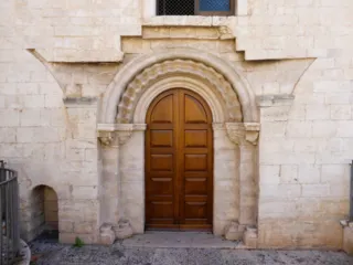 San Francesco a Trani, presso la piazzetta della Biblioteca Bovio che conserva il fondo Fusco–Del Carretto.