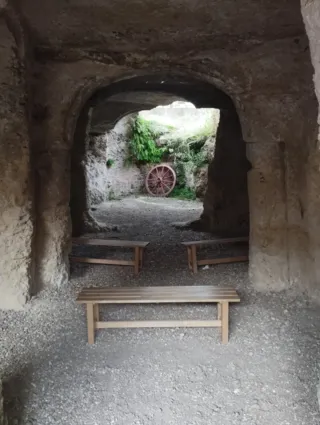 Navata e archi scavati nella roccia a Santa Geffa