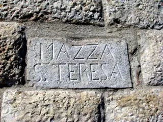 Lastra di pietra incassata in un muro di conci con l'iscrizione incisa 'MAZZA S