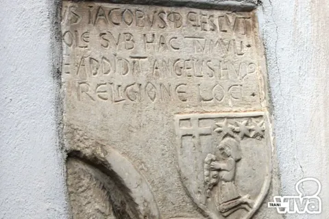 Iscrizione latina e stemma sulla lastra di sarcofago attribuita ai prelati Rogadeo