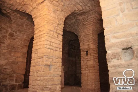 Pilastro centrale e archi in pietra nei locali sotterranei che ospitavano l’antica chiesa