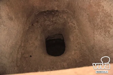Apertura rettangolare scavata nel pavimento dei locali sotterranei