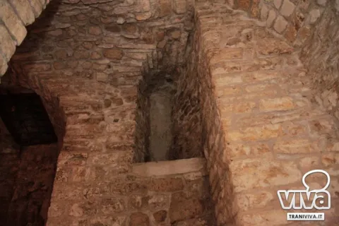 Nicchia stretta e profonda tra le murature in pietra dei sotterranei