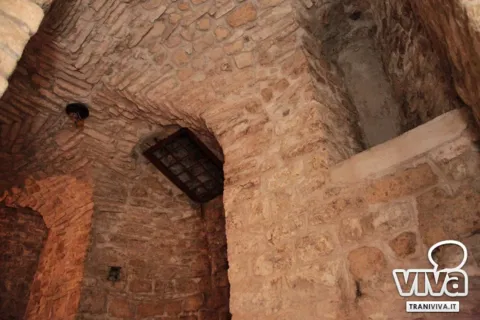 Grata in ferro su un’apertura della volta nei locali sotterranei