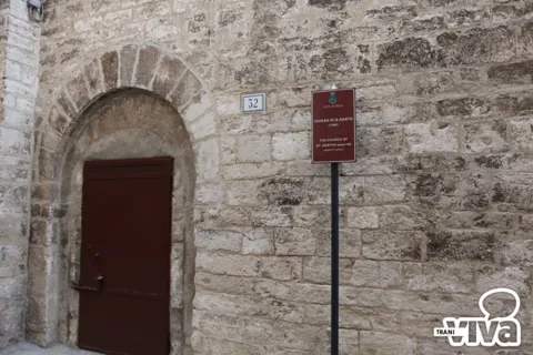 Ingresso ad arco con il cartello «Chiesa di S. Agata (1199)» accanto alla porta