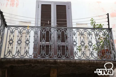 Balcone in ferro battuto del fabbricato che insiste sull’area di Sant’Agata